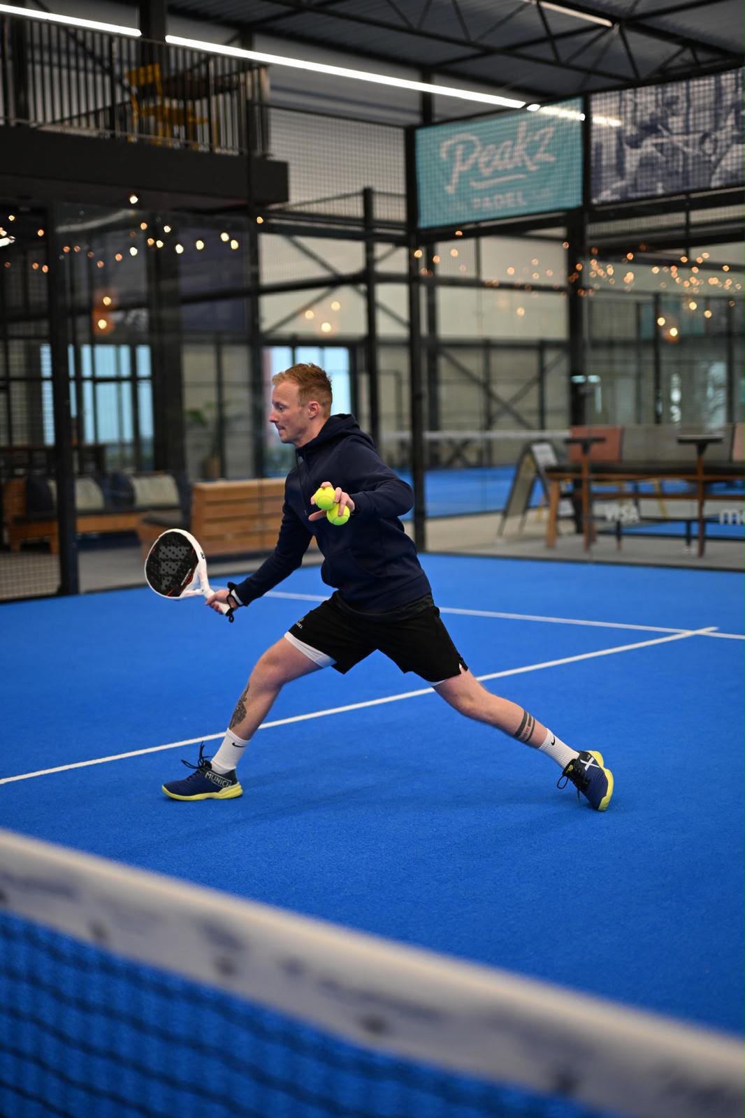 Padeltrainer Stan Hurenkamp in actie op de baan