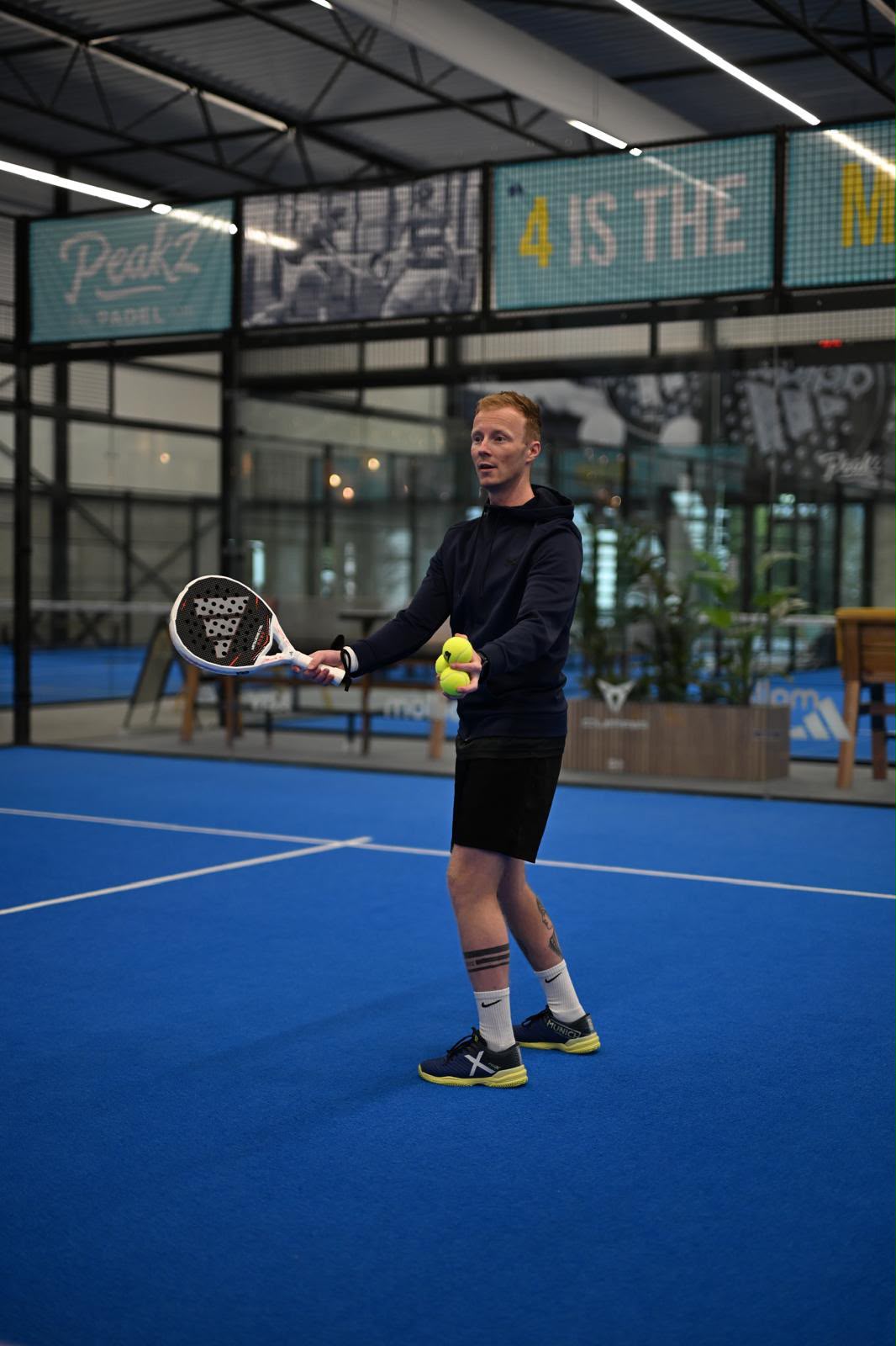 Padeltrainer Stan Hurenkamp op de padelbaan